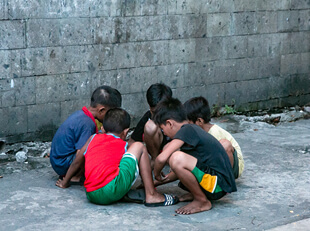 貧困に苦しむ子供たち